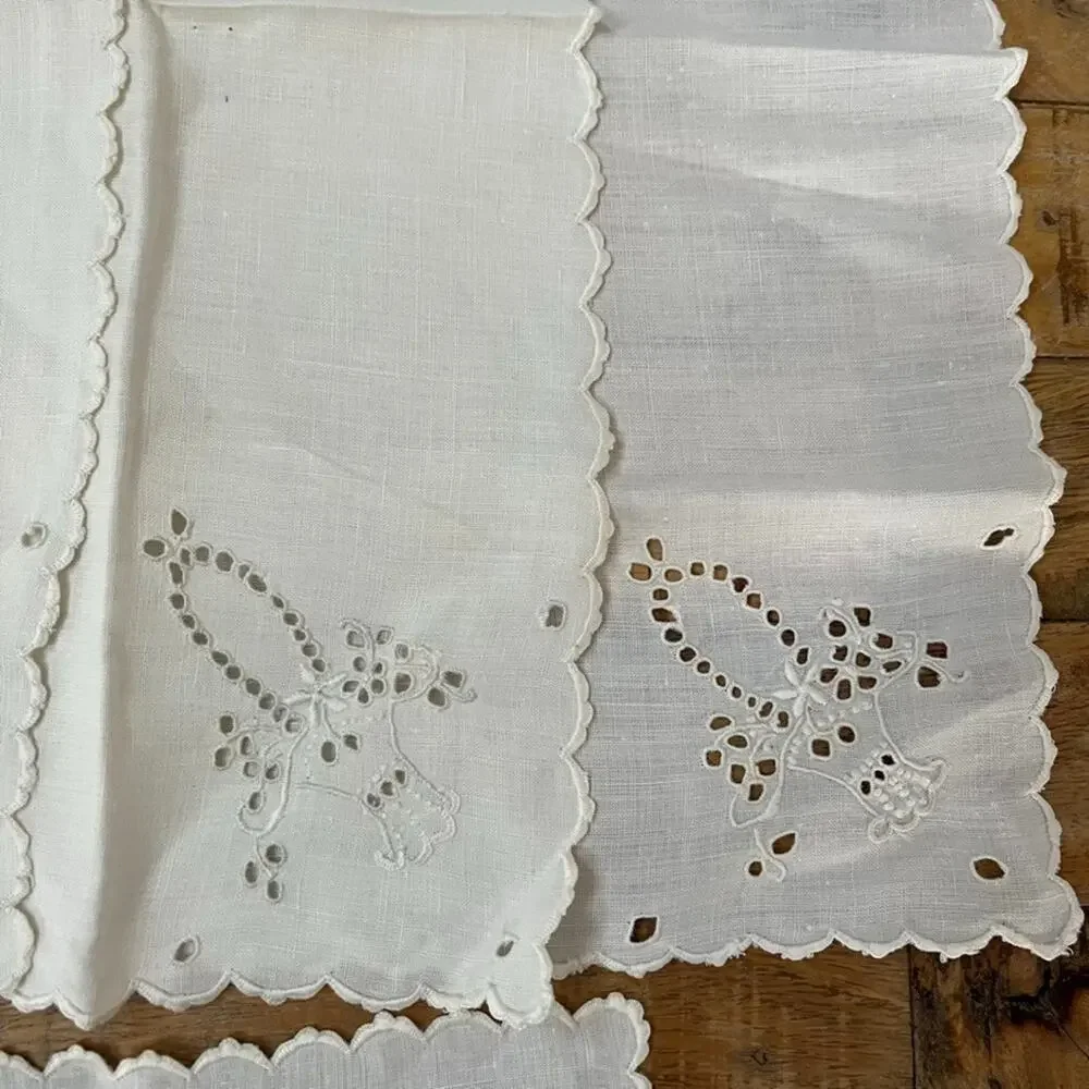 5 Vintage Ivory Embroidered Linen Napkins Scalloped Edge Basket & Bow Cutwork